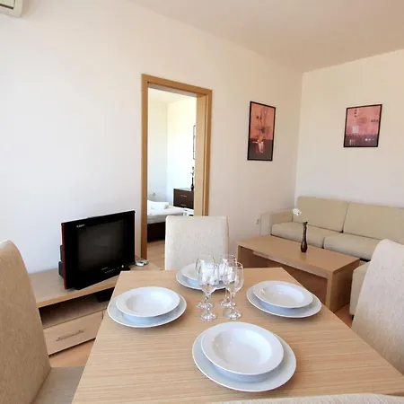 Seaside 1 Bedroom With Balcony, Max 4 Guests Apartment *